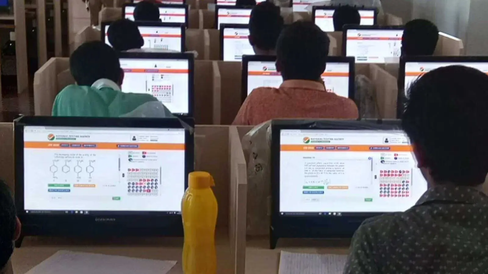 Students taking online JEE Main mock test